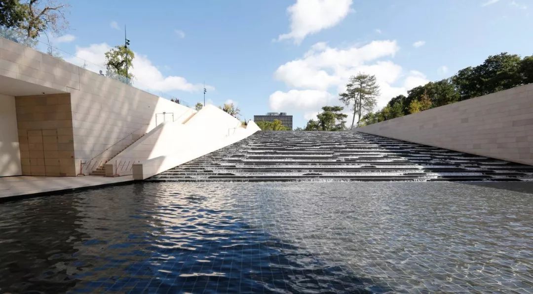 解构主义弗兰克盖里,美国建筑师弗兰克盖里的建筑风格