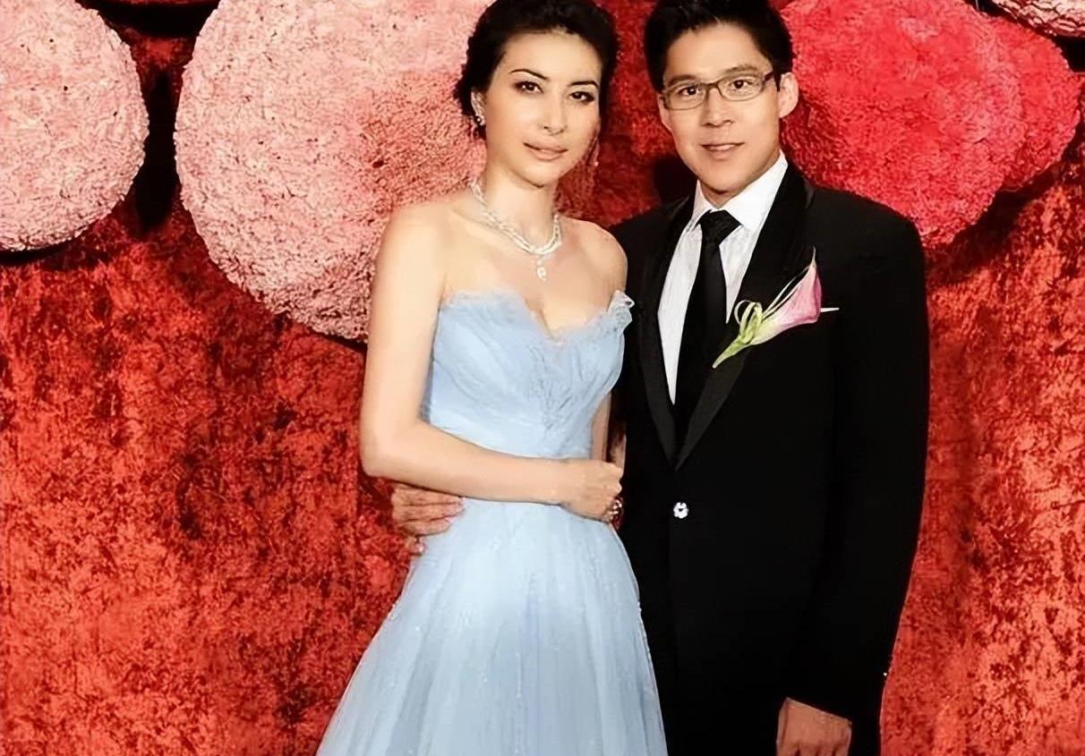 原创霍启刚与美女球手热聊,碰到对方私密部位,女方肤白貌美