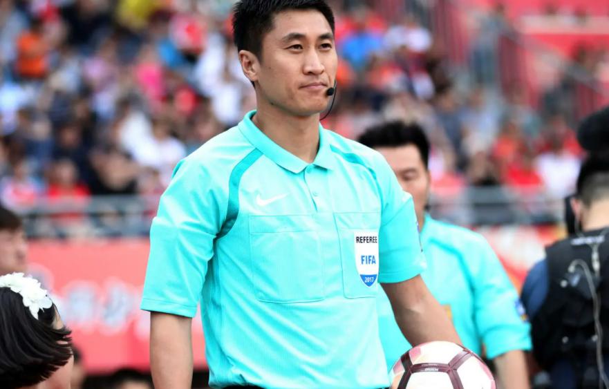 建业多拉多马宁视频,中超外援多拉多撞倒裁判马宁