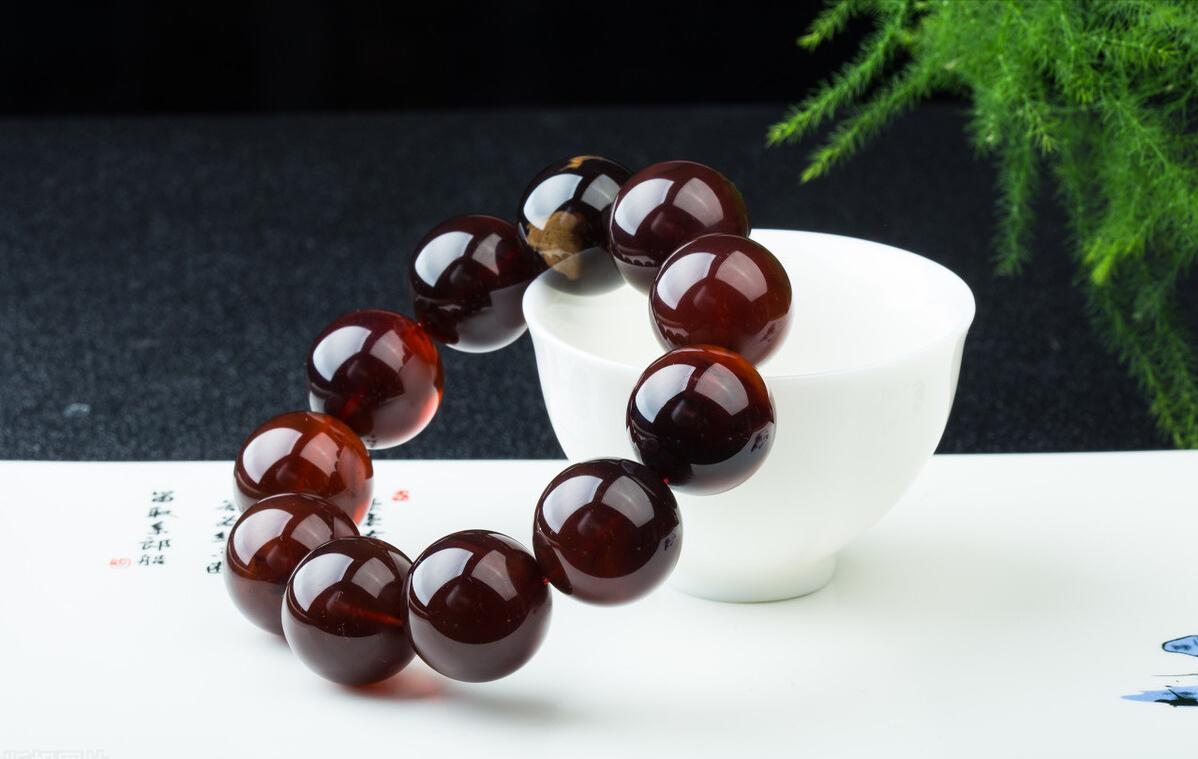 琥珀跟蜜蜡有什么区别哪个好,琥珀和蜜蜡是一样吗有什么区别