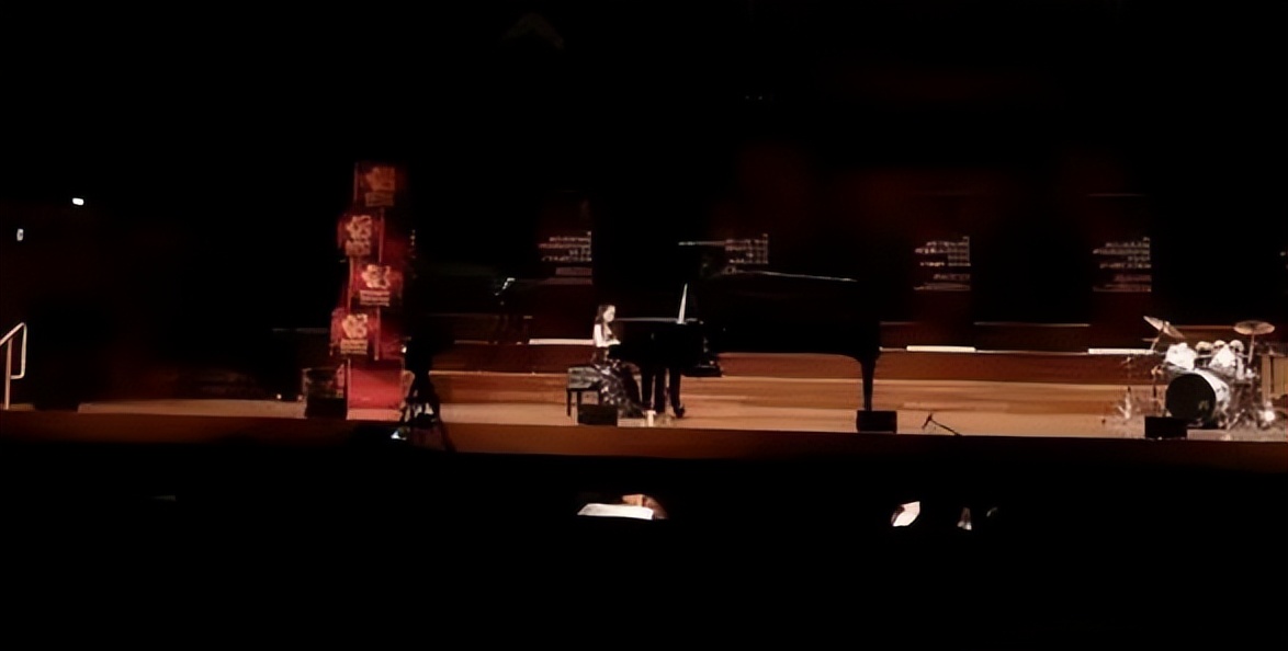 戚薇女儿钢琴比赛,戚薇女儿参加活动气场