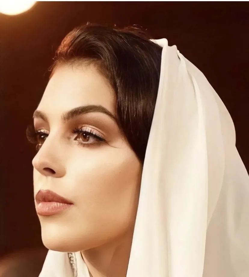 c罗与乔治娜红蓝情侣装,从柜姐到富豪女友