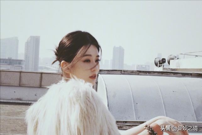 乔欣街头皮衣回眸夜晚半身照,乔欣抹胸白礼服女神气质高清写真