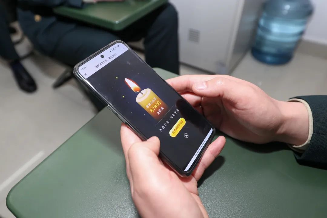 解放军清明缅怀红军先烈活动,清明祭奠革命先烈解放军鸣枪