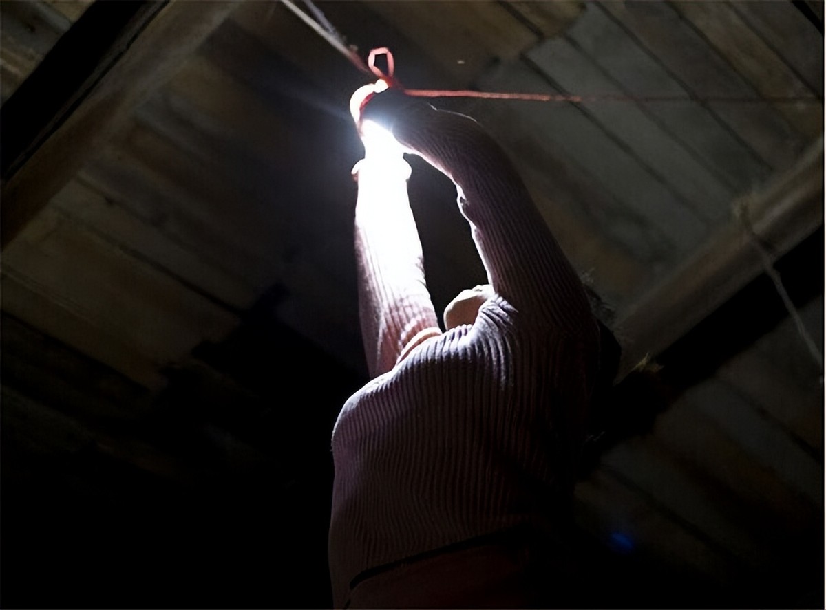 揭秘“双性人”真实生活！上身女人下身男人，为避险独居深山40年