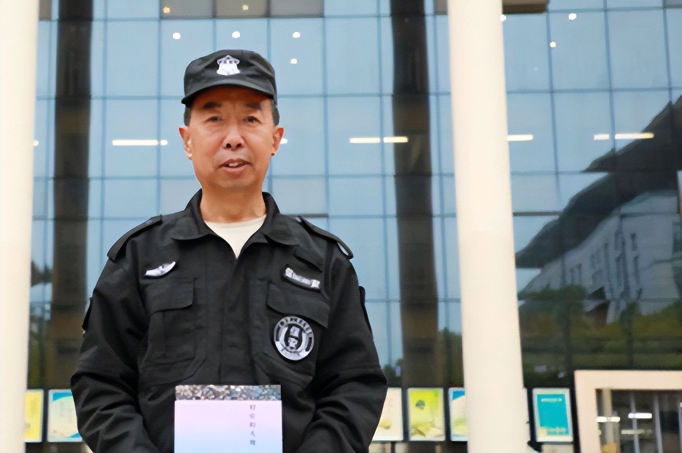 凭初中学历54岁保安写出40万字小说，被选入“中国当地文学库”！