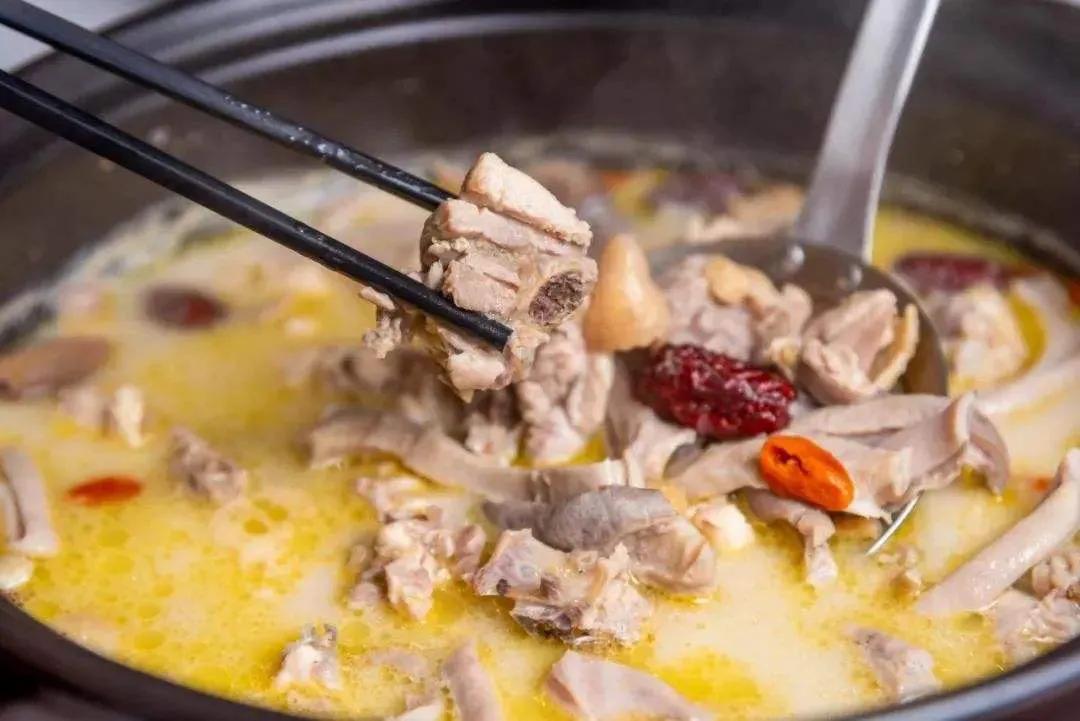 炖羊肉的正确方法与配料,炖羊肉只需三样料汤鲜肉香没膻味