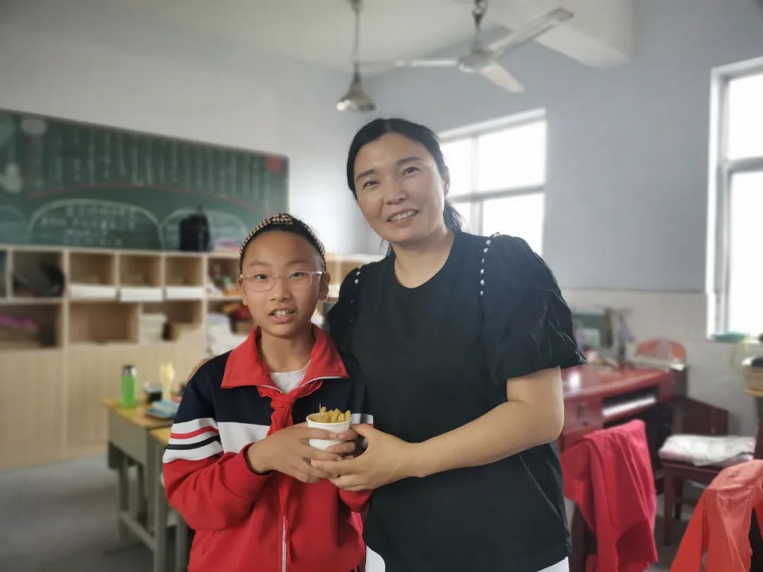 “土”露汗水“豆”耘童年——东风小学劳动教育实践活动之土豆丰收季