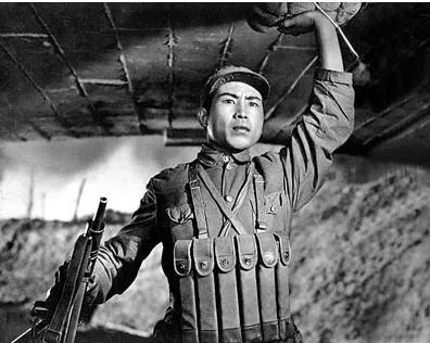 抗战故事董存瑞炸碉堡,1948年董存瑞炸碉堡图片