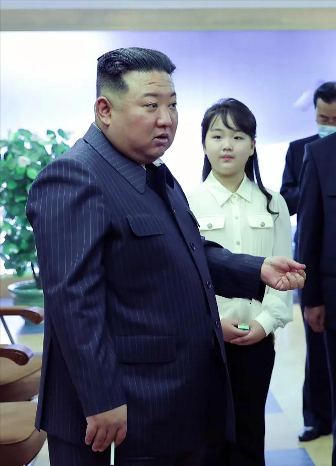 朝鲜第一千金又随金正恩见世面!9岁穿白衬衫配黑裤又飒又美