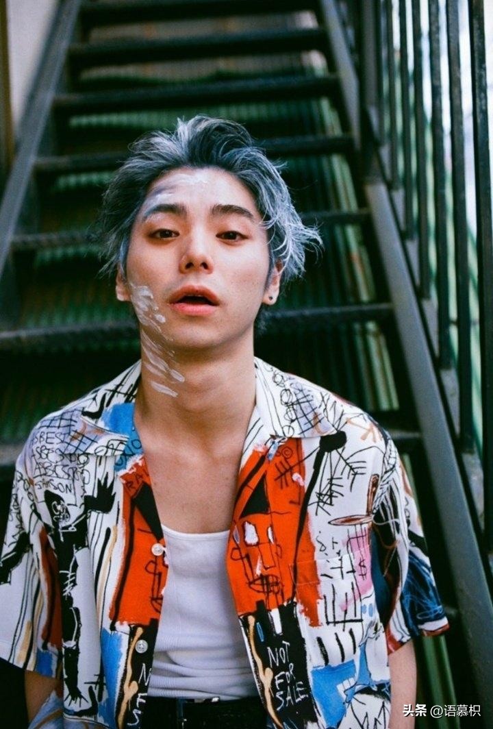 苣屋戏外是黑发大帅哥！村上虹郎浓颜系帅脸超迷人，爸妈皆是大咖