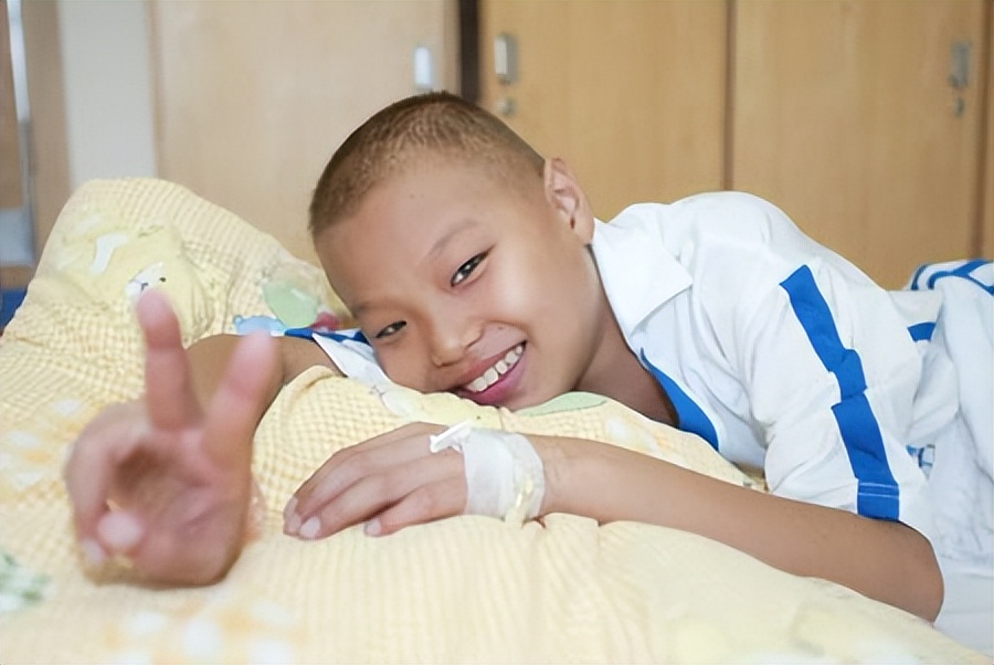 12岁男孩得淋巴癌的几率,13岁男孩得淋巴癌中期能治好吗