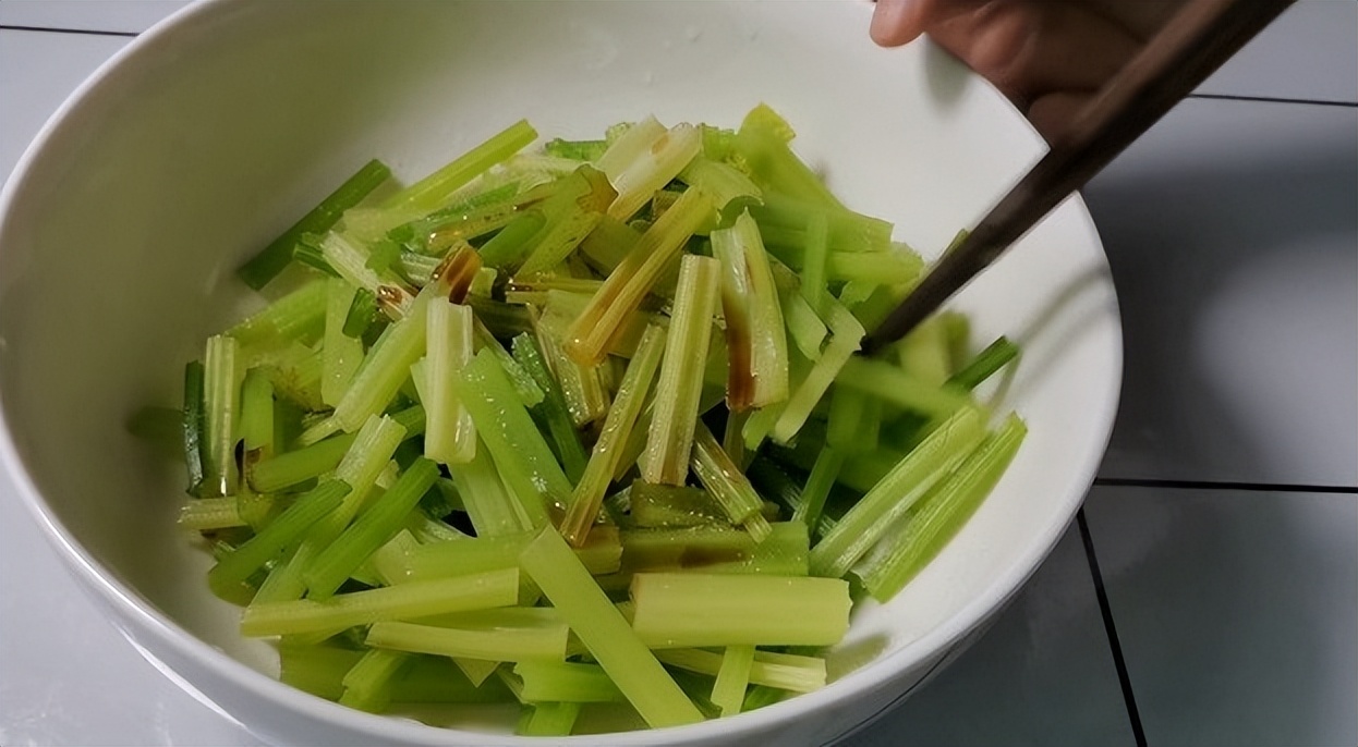 老年人肝火旺睡眠不好怎么调理,中老年人肝火重多吃这十种菜