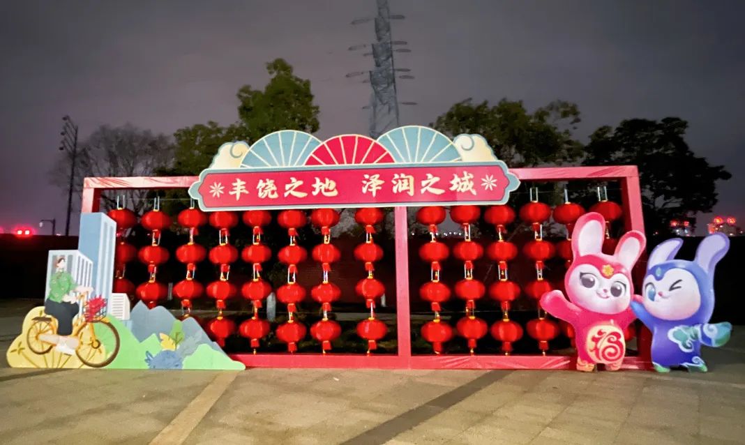 新春走基层年渐近年味浓,新春走基层石头村高挂迎客来