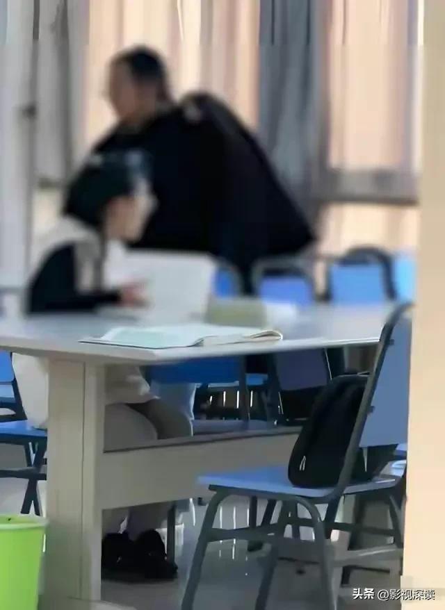 挨揍挨少了！高校小仙女发威，占16个座打砸同学，私...