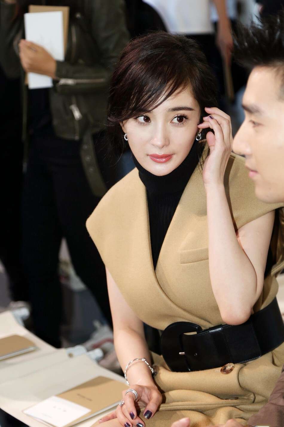 杨幂用复古风玩转糖果色,杨幂紫色牛仔蓝穿搭