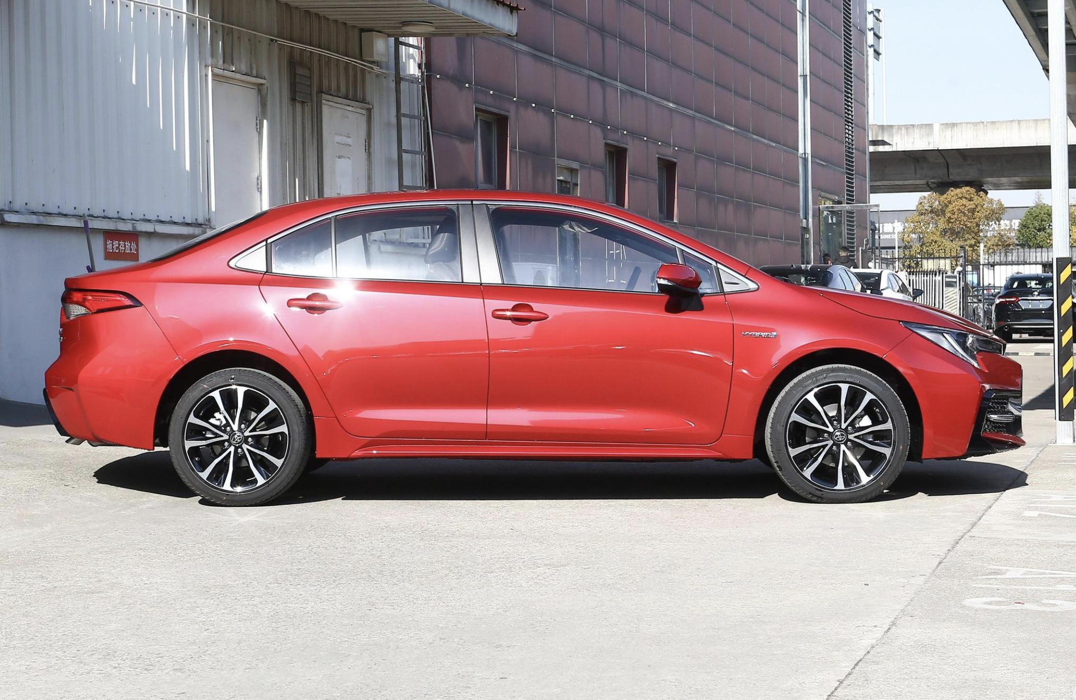 家用买丰田雷凌好还是大众速腾好,速腾1.2t跟雷凌1.2t哪个值得买