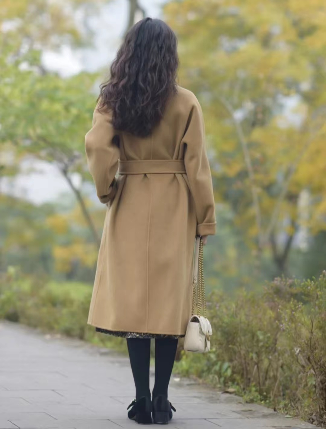 驼色浴袍大衣怎么搭配更高级,大衣棉服驼色穿搭女秋冬