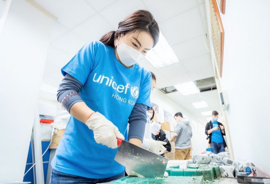 郭晶晶朴素低调回娘家,清醒贵妇郭晶晶