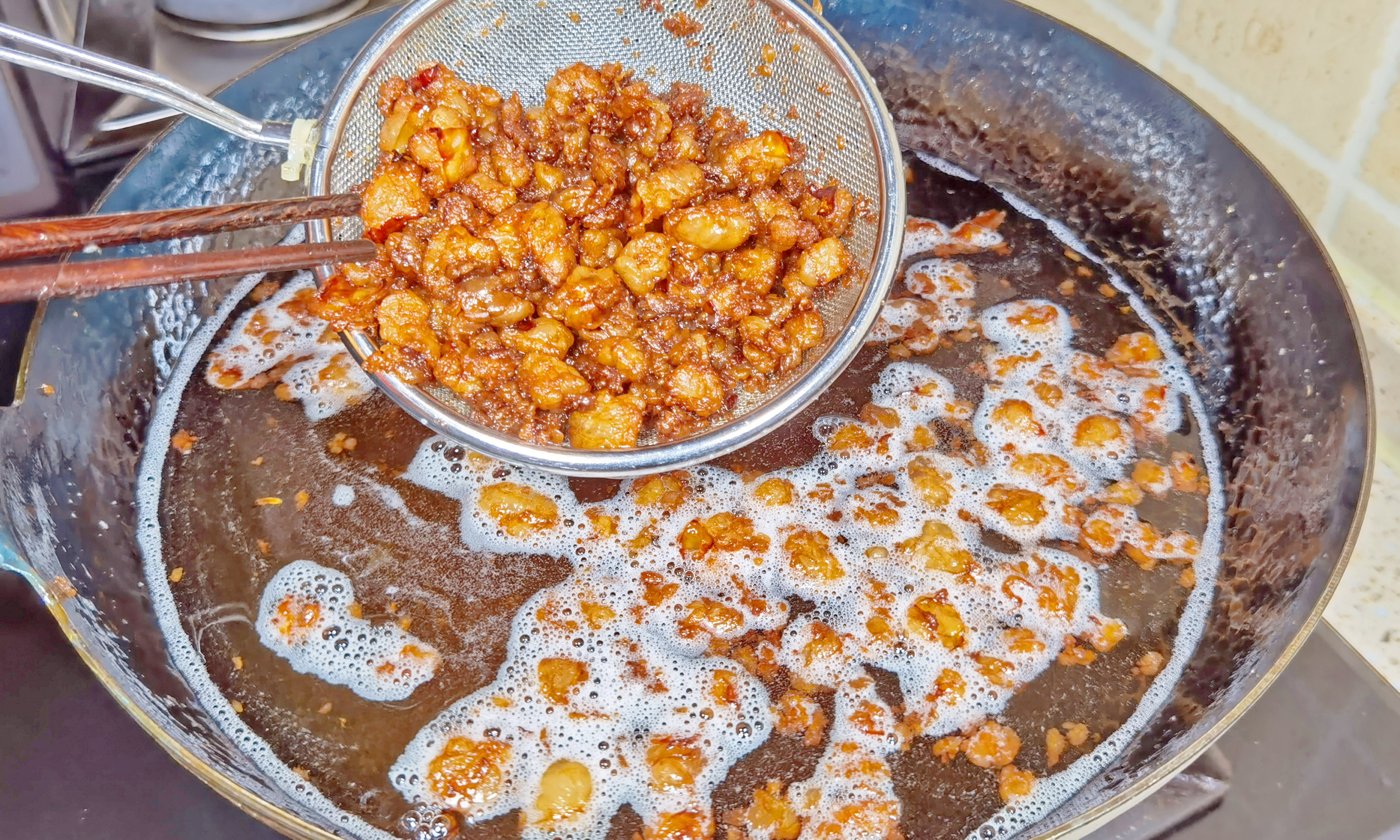 猪油油渣吃了有什么好处,猪油到底有益还是猪油渣有害