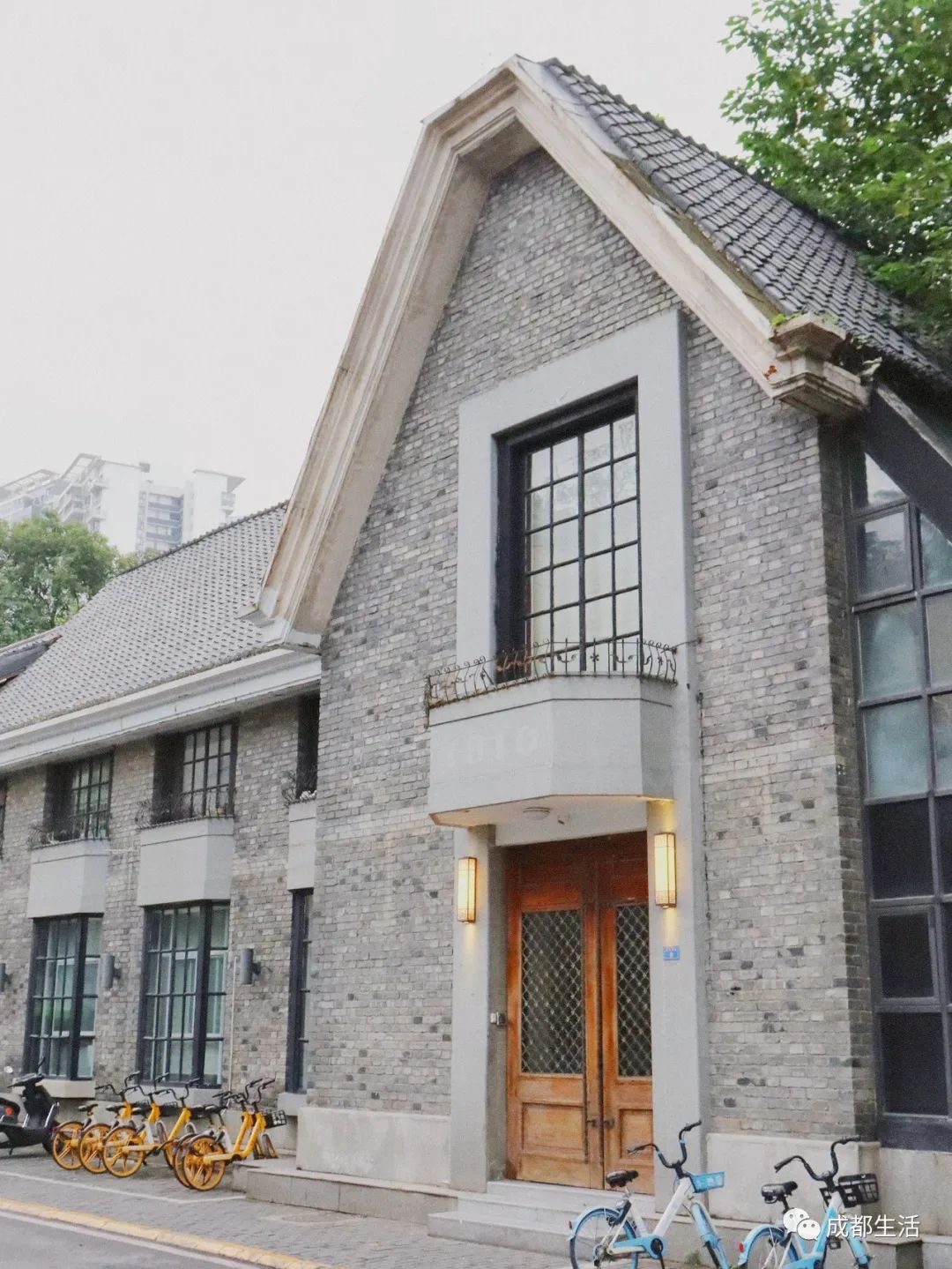 12条时髦老街，长满晒太阳的成都人