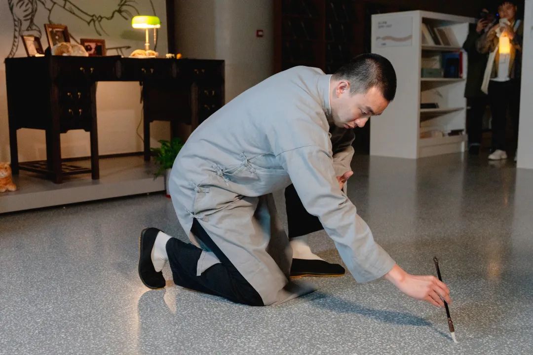 提灯夜游拍照姿势,提灯夜游天街