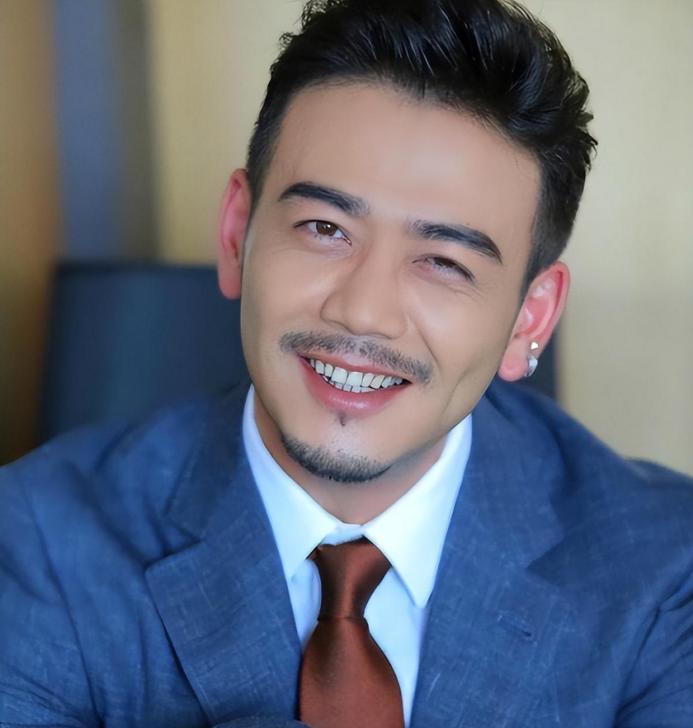 杨烁终于活成你想要的样子,杨烁从年轻到现在颜值变化