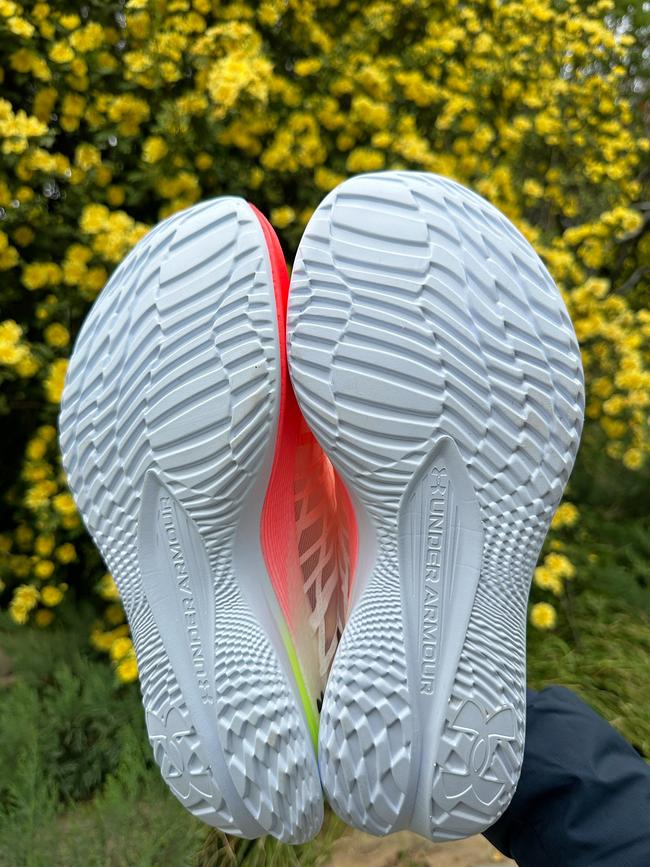 一双助力你摆脱平庸，突破自我的碳板跑鞋