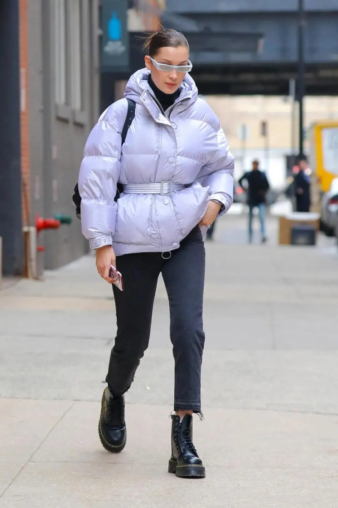 小脚裤马丁靴穿搭,牛仔裤马丁靴搭配女生腿粗冬季