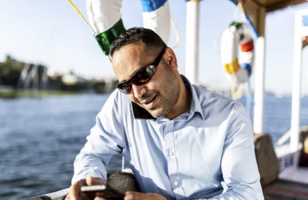 牛皮纸包书、电视不灵就猛拍，这些“中年人绝活”，你会几个？