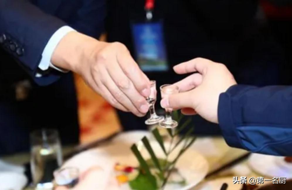 酒局上一到你敬酒就打哆嗦?了解这4个敬酒“妙招”,能让人高看