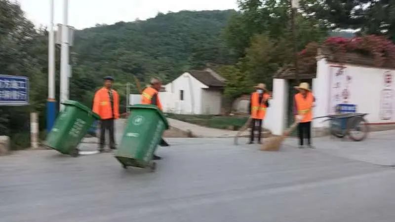 辛店镇持续开展路域环境整治行动,两城镇不断加大环境卫生整治力度