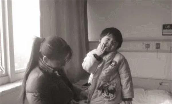 弃婴考上博士亲父母带五十万认亲,湖北夫妻捡到弃婴24年博士归来