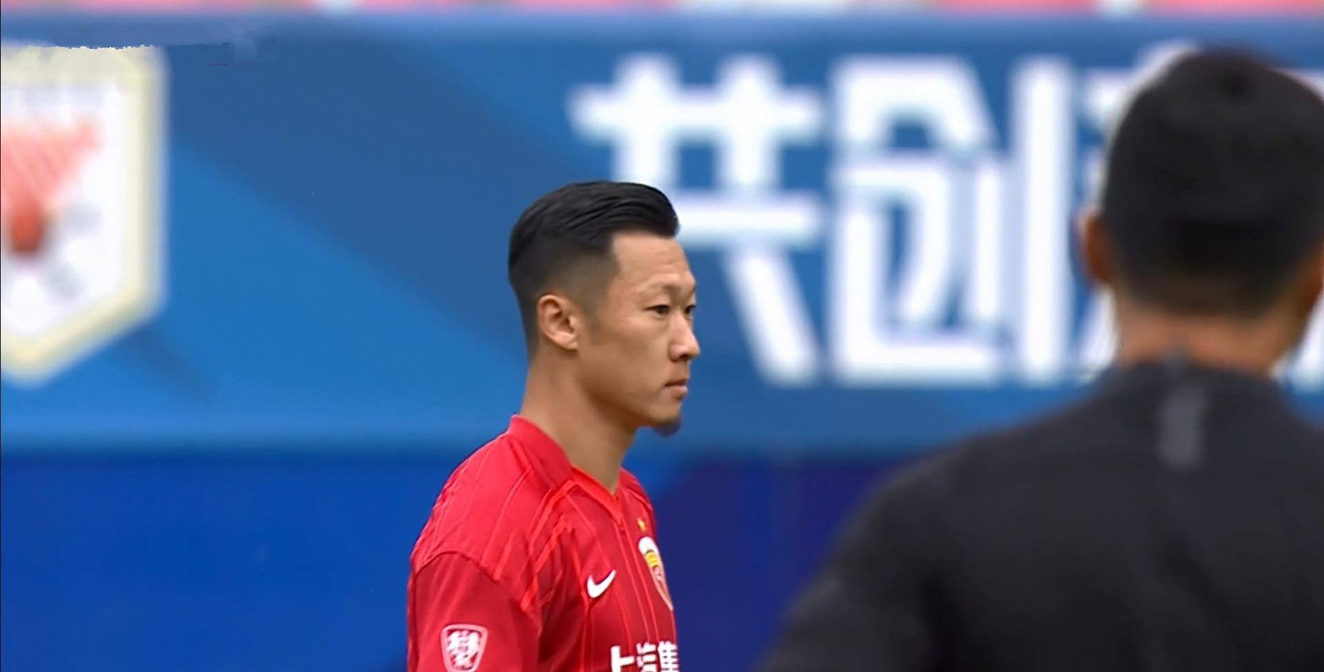 徐新疑踢碎球场玻璃门最新消息,徐新踢坏门追加处罚