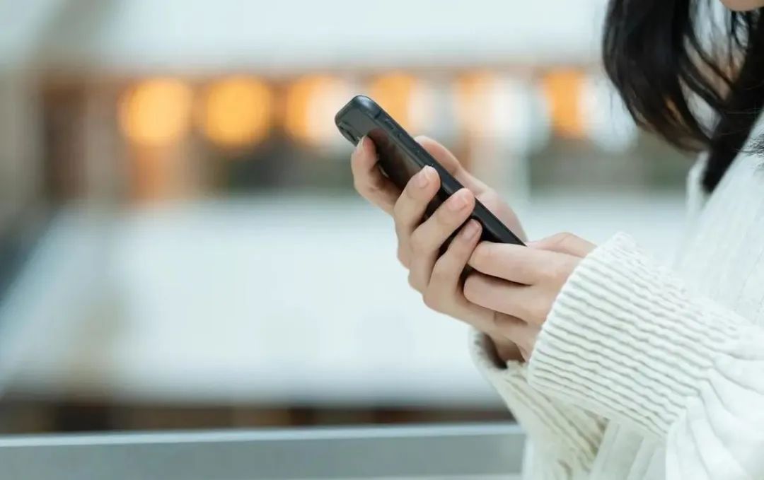 手机放桌上为什么屏幕要向下,为什么放手机屏幕要朝下