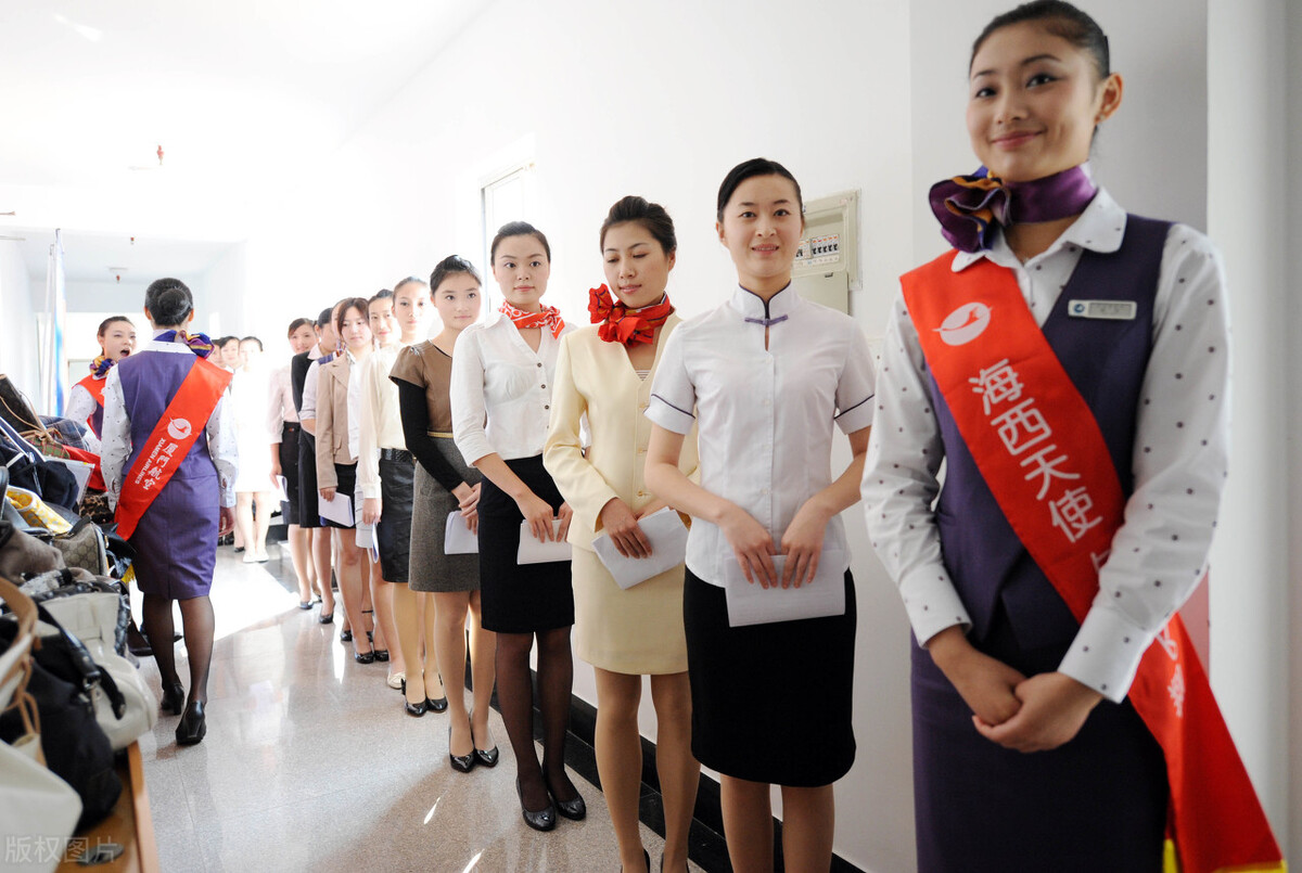 正常的高铁乘务员一个月工资多少,高铁乘务员工作8年工资一万多