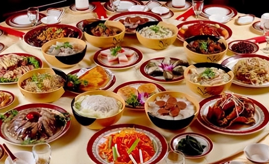 皇帝吃饭“食不过三”，剩下的食物去往哪里，竟形成一条产业链