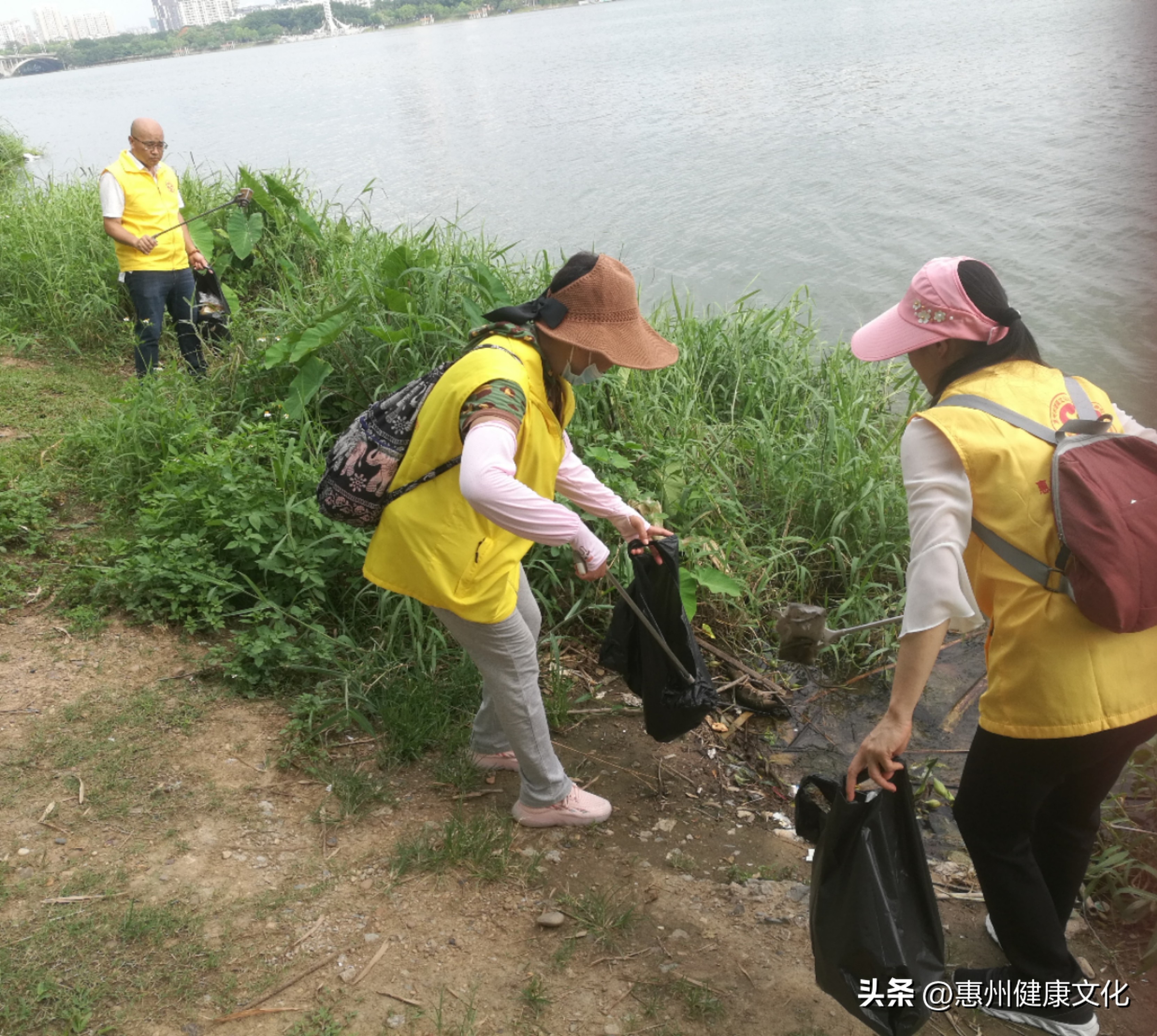 炎炎夏日抵挡不住志愿者的热情,酷暑六月为我们的志愿者点赞