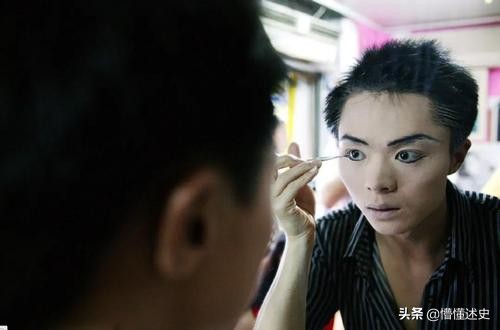 “变性人”李二毛：为生计两变性别，最后出租屋中凄惨离世