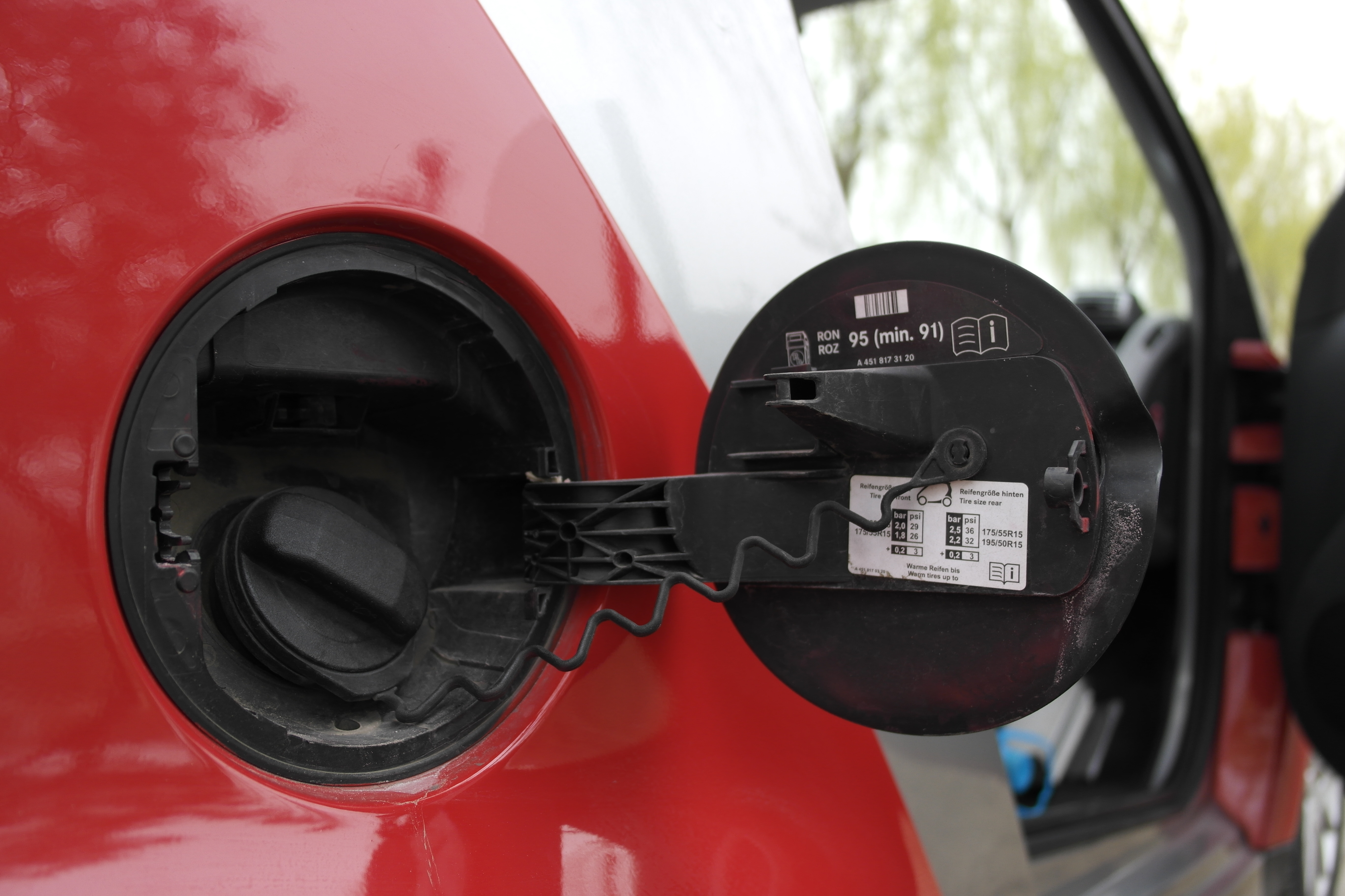 汽车加满和加200油有什么区别,汽车加满油和加二百到底哪个好