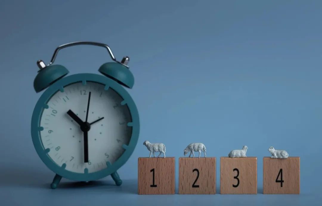 吃宵夜和熬夜饿肚子哪个伤害更大,吃夜宵和饿肚子哪个更好