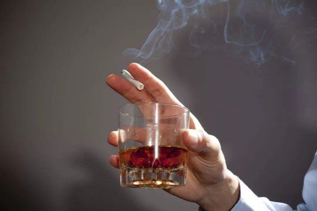 80多老年人骨质疏松骨折怎么治疗,老年人摔了一跤腿大筋疼