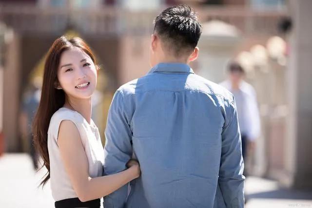 两名女子去无人售货店,女孩偷无人售货店