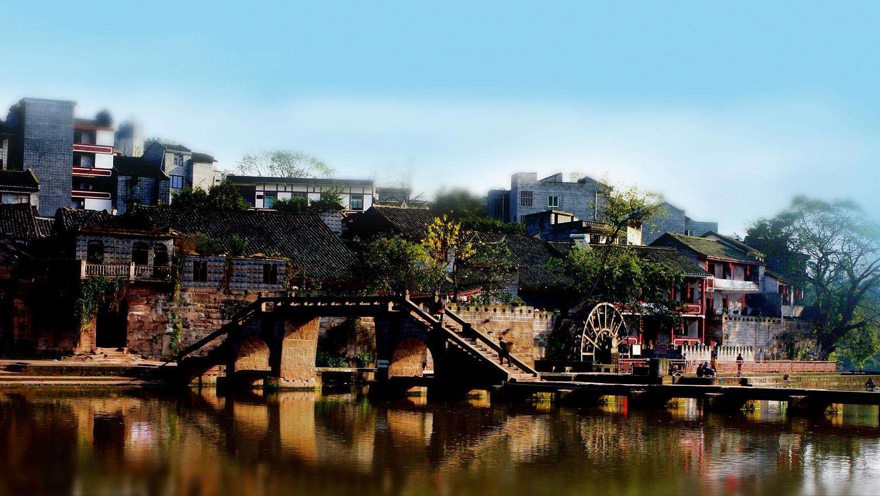 六旬老人晕倒医生急救援,八旬医生抢救老人