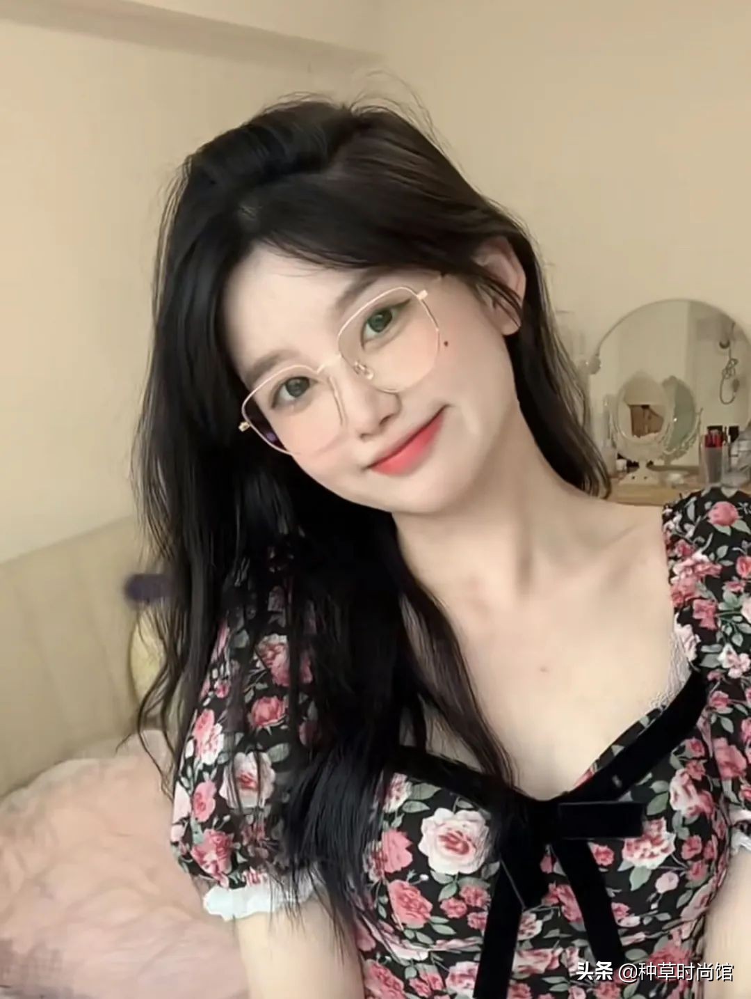 女孩问戴眼镜和不戴眼镜有啥区别,戴眼镜和不戴眼镜女生对比图