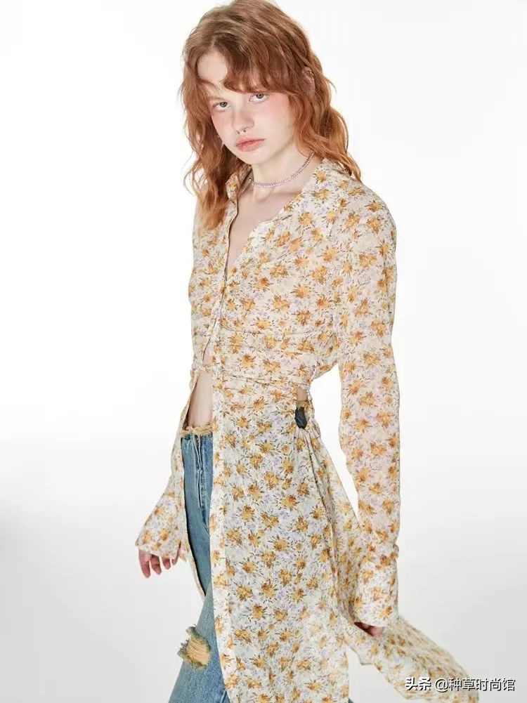 今年流行穿什么裤子和裙子,今年流行裙子配什么裤子