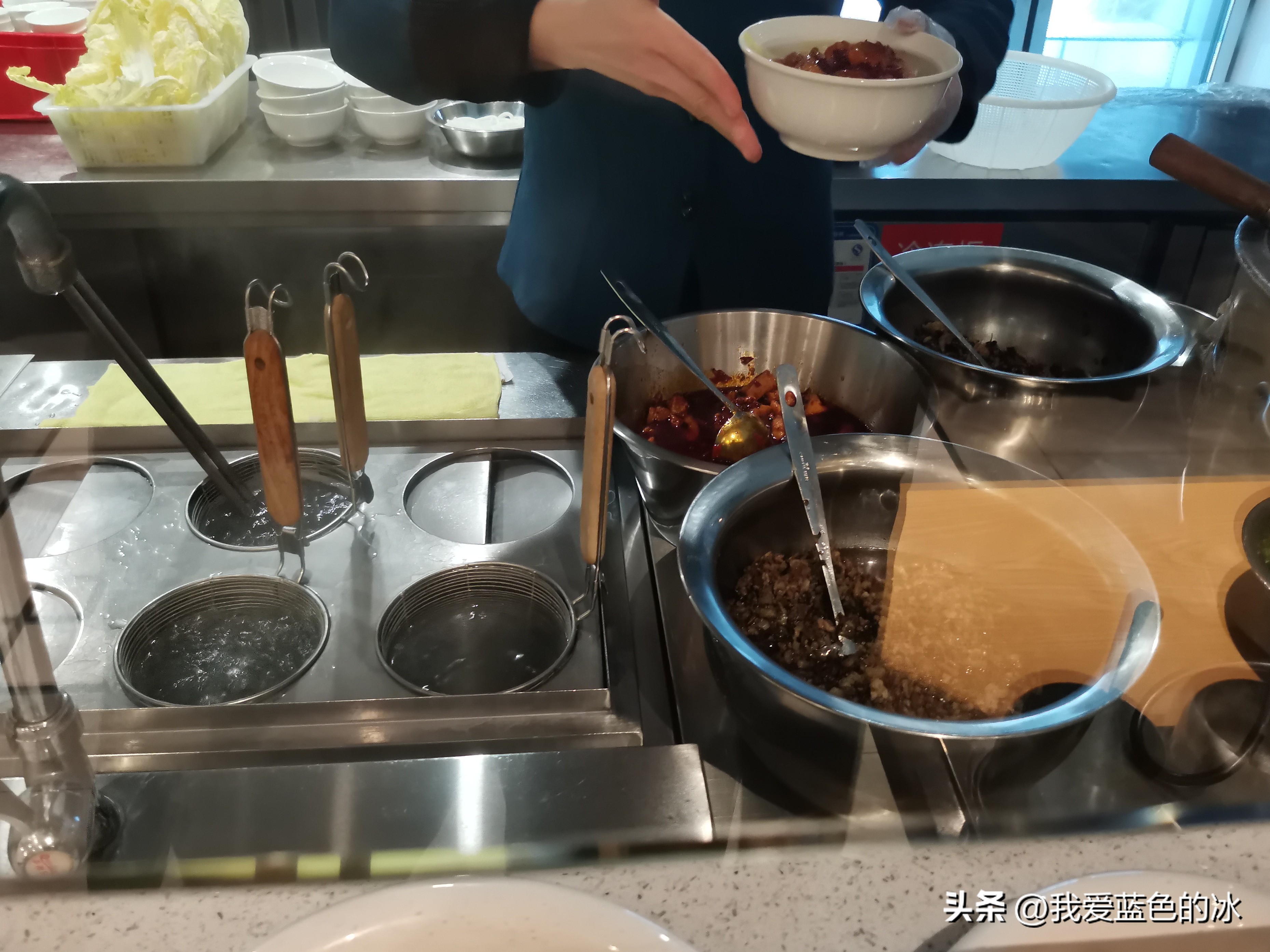 在遵义的第二天早餐，有多少人认识这个罐子里的绿色渣渣是什么？