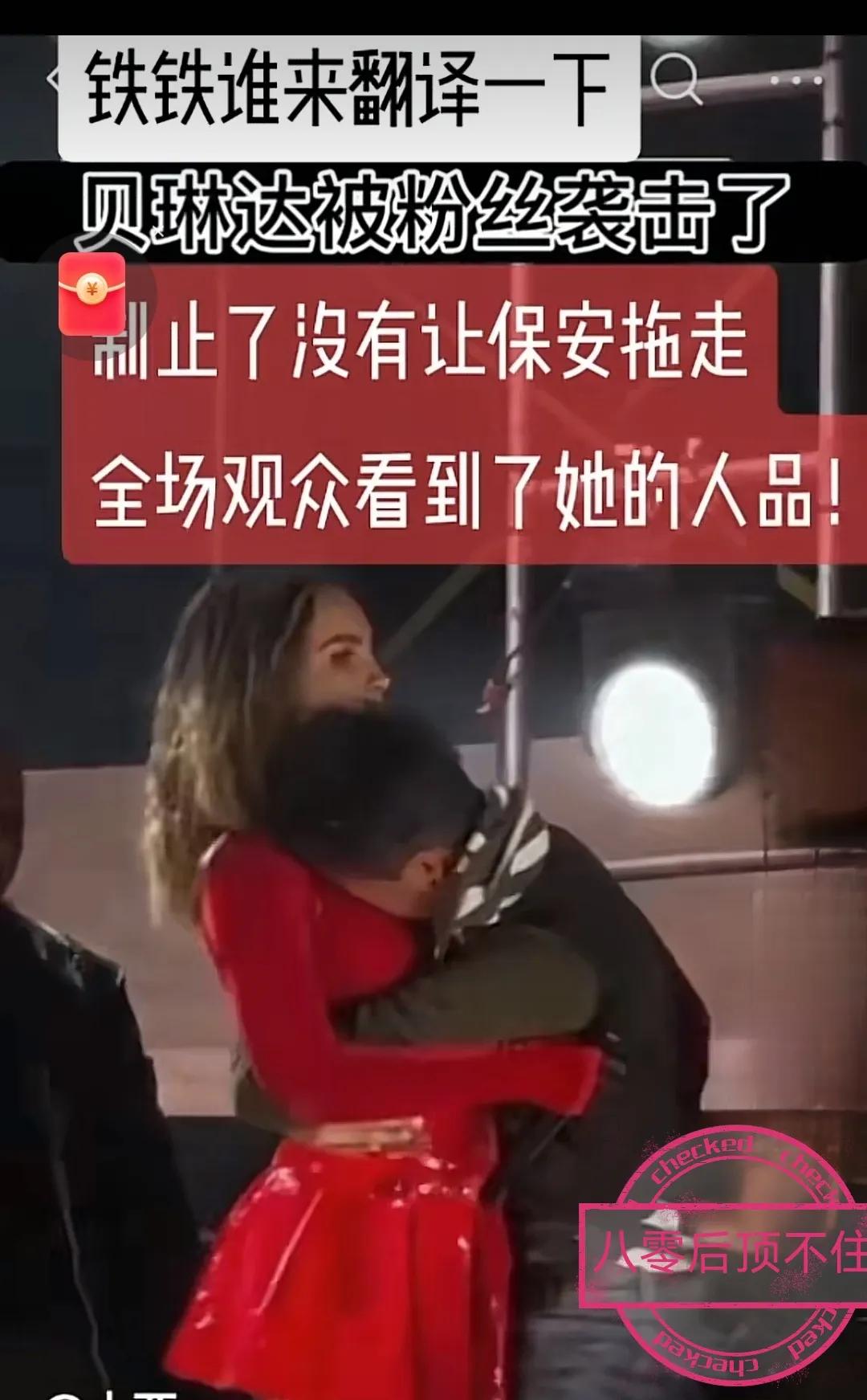 赛场上球员们都疯狂抢球,球场上为抢一个球拼尽全力