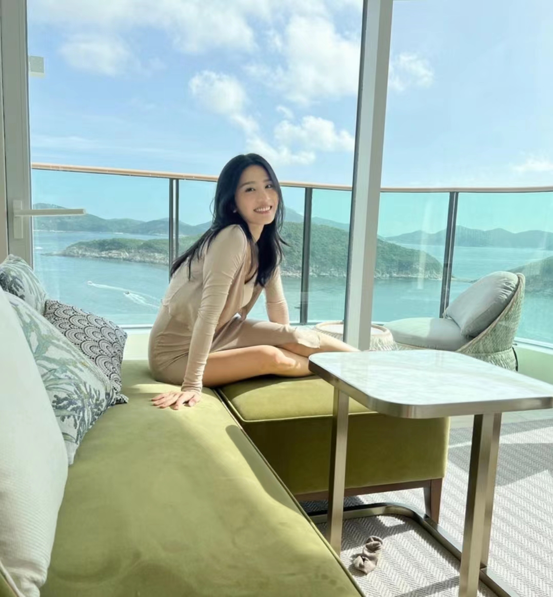 好嗨！香港瑜伽女神与闺蜜夜蒲狂欢，贴身连衣裙秀凹凸有致好身材