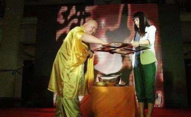 男子因长相上弥勒佛被富婆相中,长得像弥勒佛走红被富婆带回家